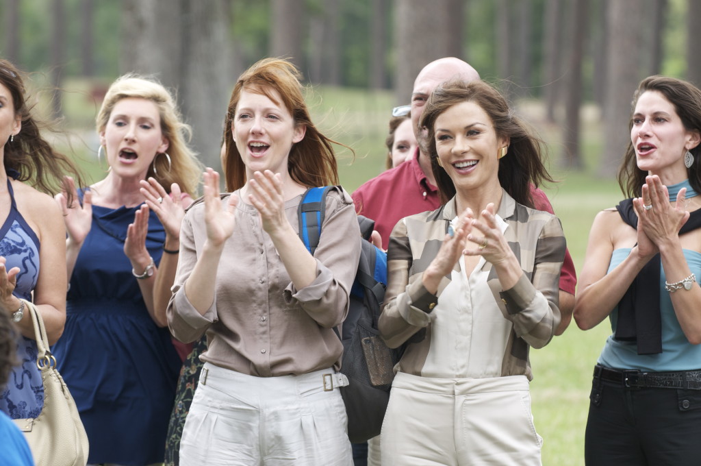 Barb (Judy Greer) y Denise (Catherine Zeta-Jones)