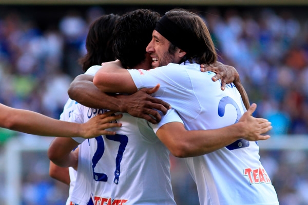 cruz-azul-festeja-una-importante-victoria-en-miras-de-liguilla-0