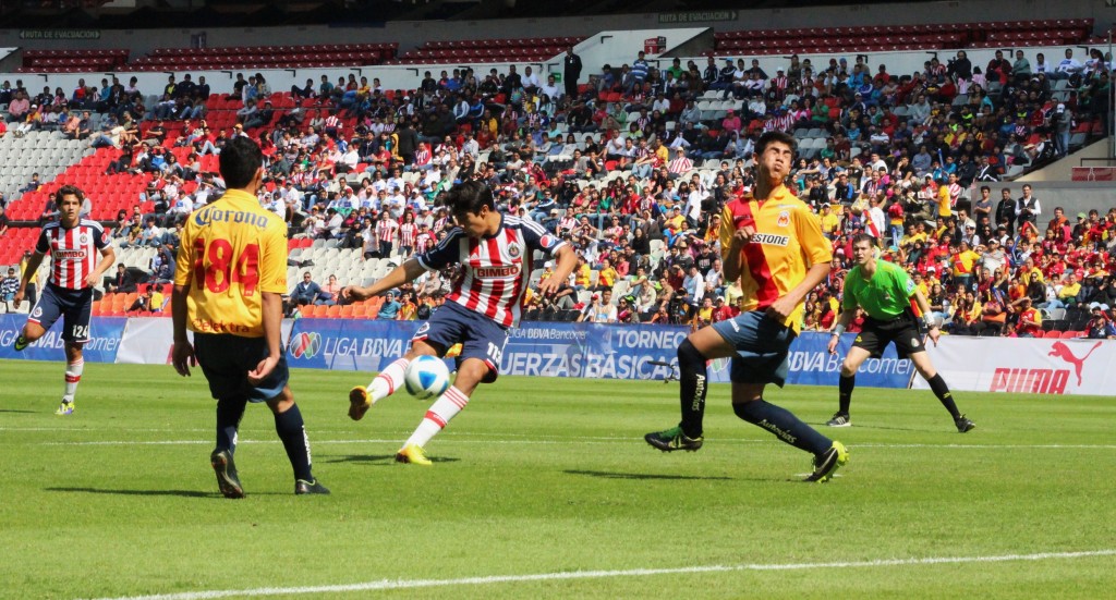 Benjam&iacute;n Galindo abri&oacute; el marcador con este disparo ante Monarcas     Foto: Carlos Torres