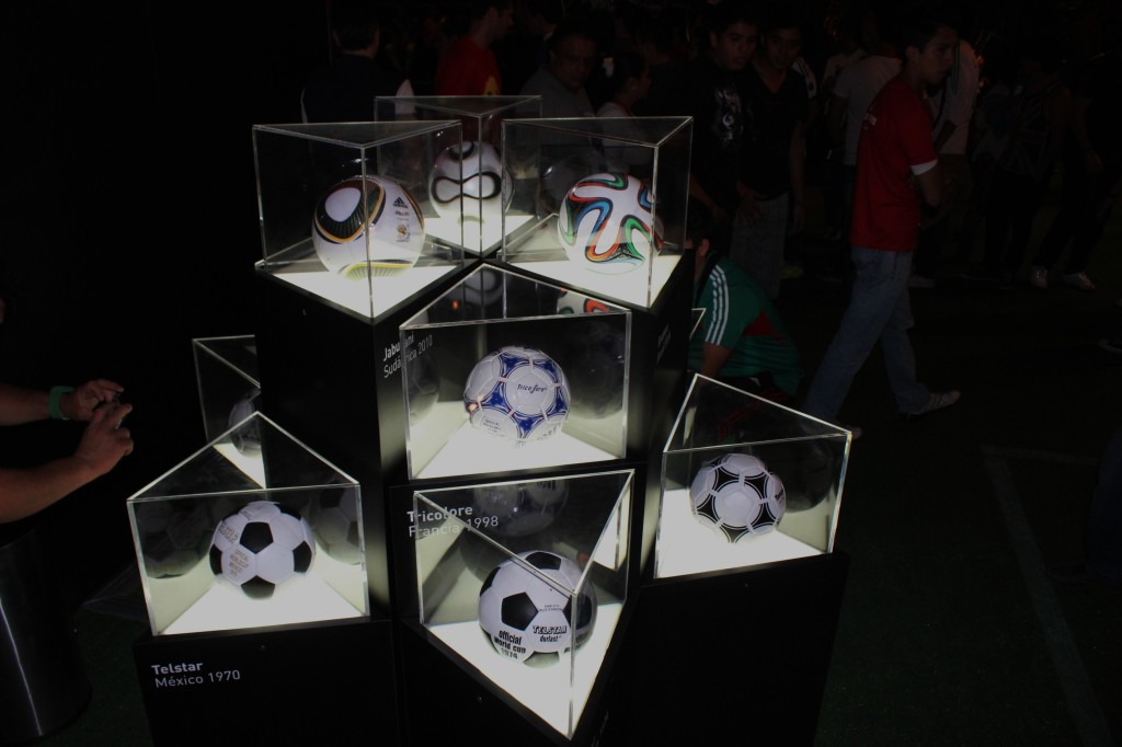 La colección completa de los balones oficiales de los Mundiales Foto: Carlos Torres