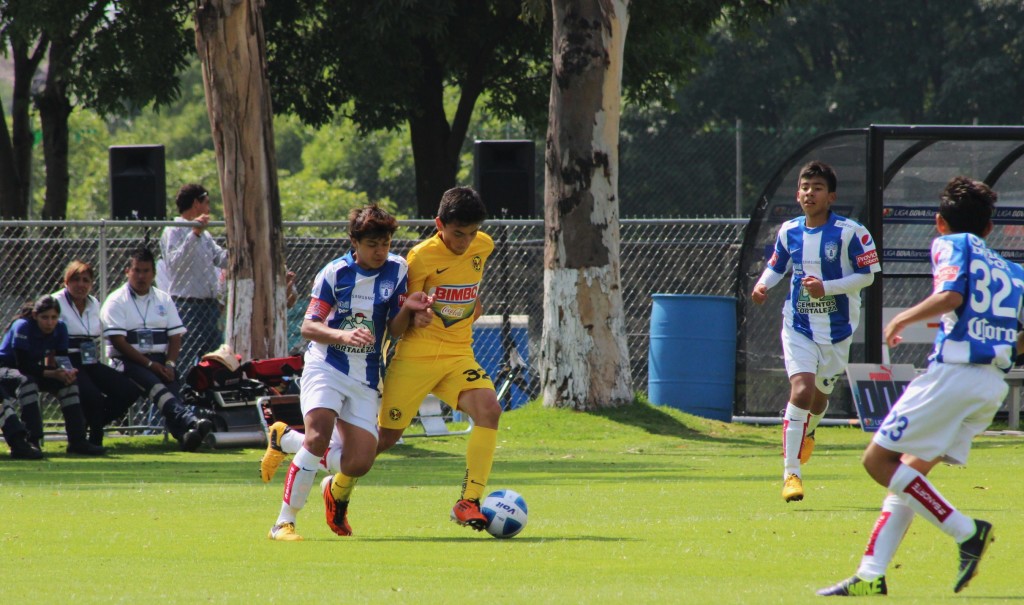 Tuzos y &Aacute;guilas lucharon los 60 minutos por el bal&oacute;n  Foto: Carlos Torres