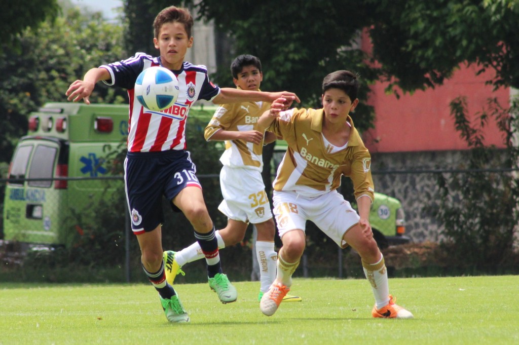 Chivas luch&oacute; hasta el final por anotar el gol que les diera el empate  Foto: Carlos Torres