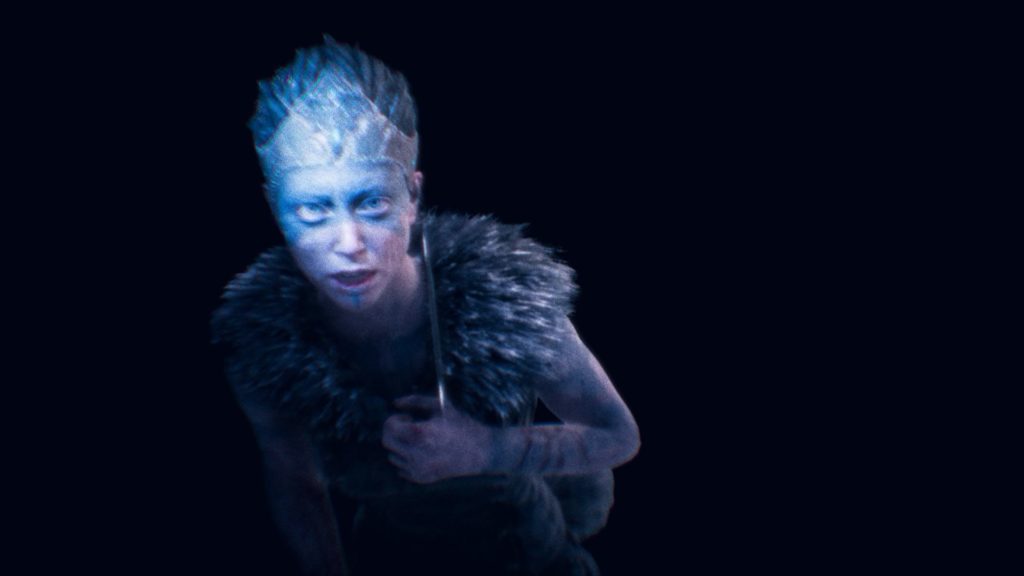 Senua mirando al espectador