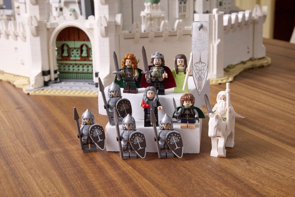 LEGO Icons El Se&ntilde;or de los Anillos: Minas Tirith minifiguras