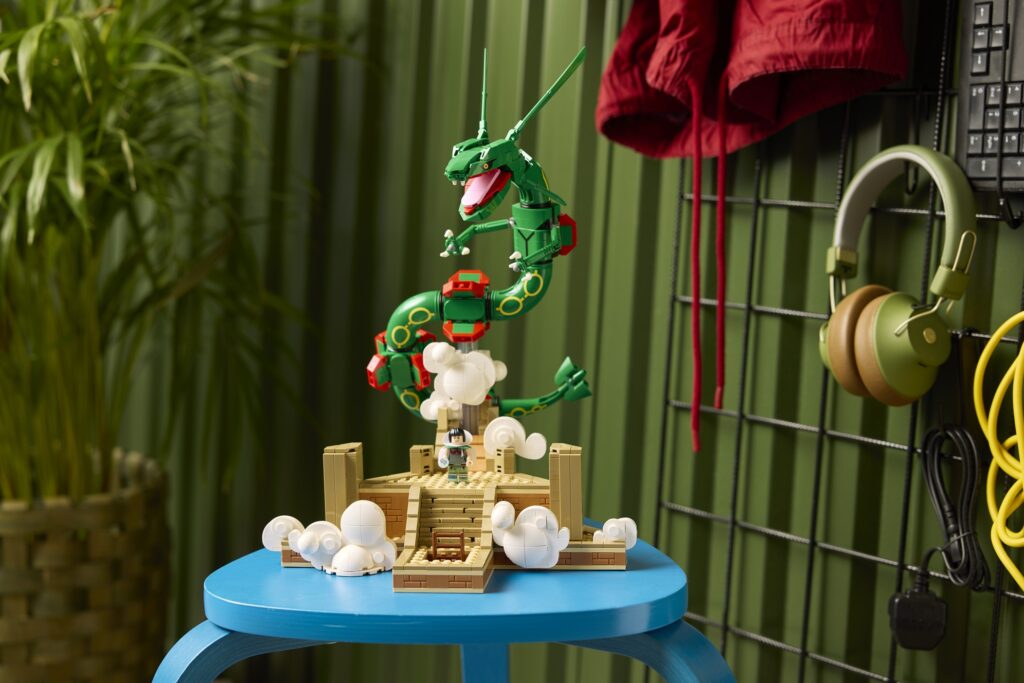 Sets LEGO Pokémon 2026 con Rayquaza, Arcanine y Munchlax sobre fondo con PokéBola abierta