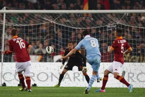 ROME, ITALY - APRIL 08: Anderson Hernanes (C) of S.S. Lazio scores the opening goal during the Serie A match between AS Roma and S.S. Lazio at Stadio Olimpico on April 8, 2013 in Rome, Italy.  (Photo by Paolo Bruno/Getty Images)