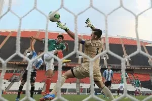 Ivan Ochoa anotando el primer gol del TRI 