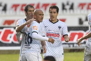 Jugadores de Rayados, celebran el gol de Humberto Suazo en el partido
