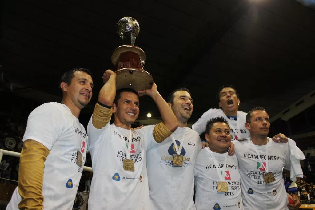 Los Pumas alzarón el trofeo de la Copa Futbol Indoor