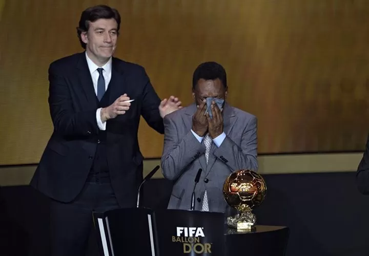 El legendario Pelé está lleno de emoción después de aceptar el primer Premio Premio FIFA d'Honneur   Imagen: FIFA