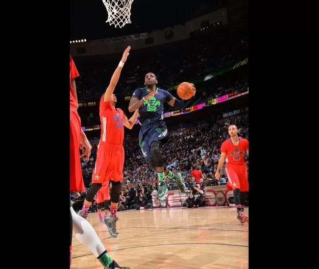 Kyrie Irving es nombrado MVP del #NBAAllStar en el Juego de las Estrellas del 2014    Foto: NBA