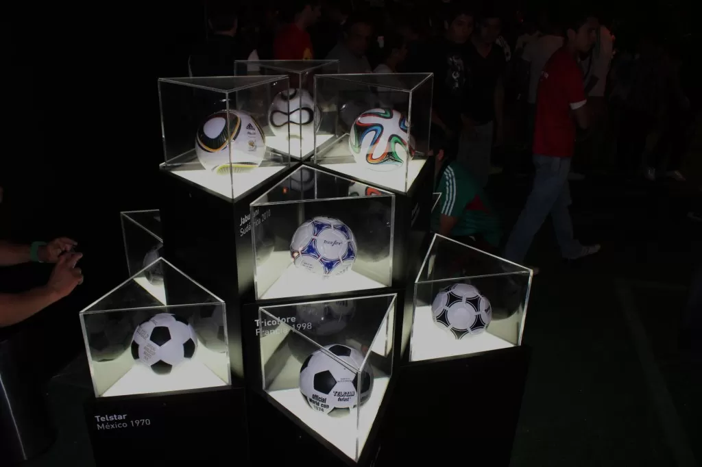 La colección completa de los balones oficiales de los Mundiales   Foto: Carlos Torres