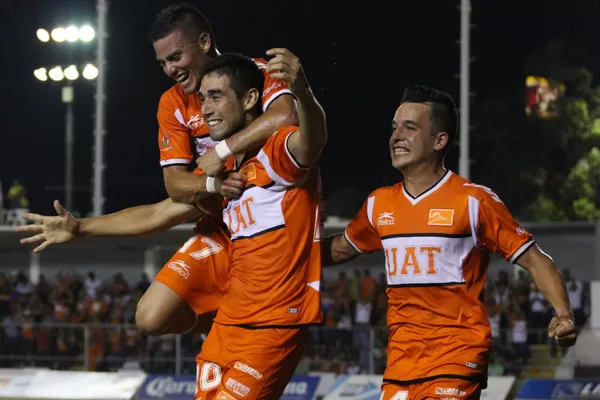 Roberto Nicolás Saucedo de correcaminos festeja su gol ante Alebrijes Foto: Ascenso MX