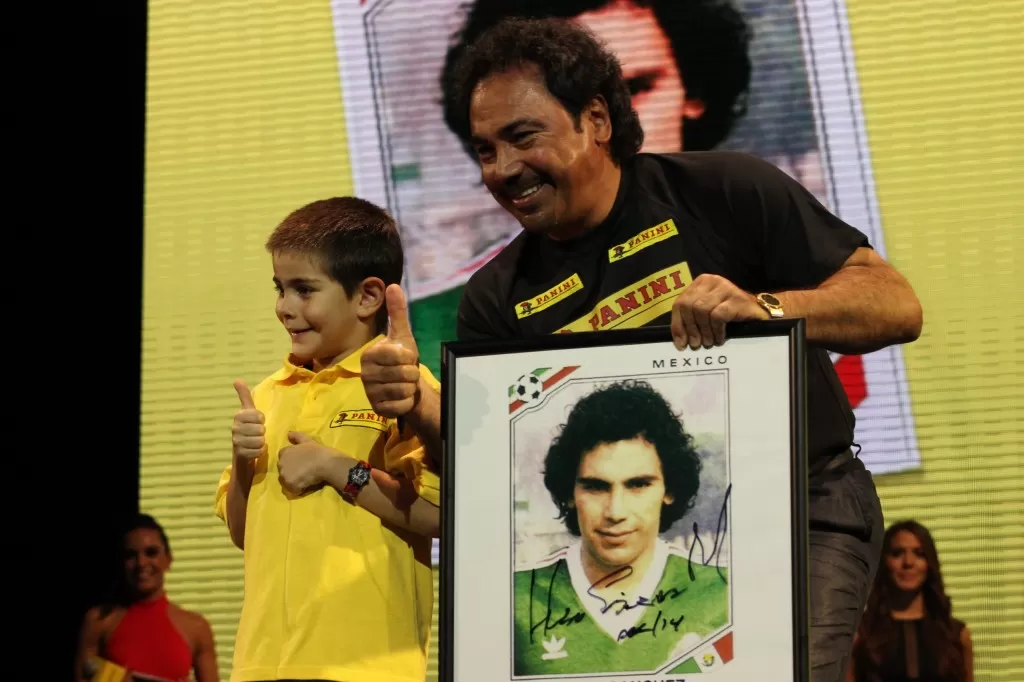 Hugo Sánchez regalo su estampa a un niño con todo y autógrafo  Foto: Carlos Torres