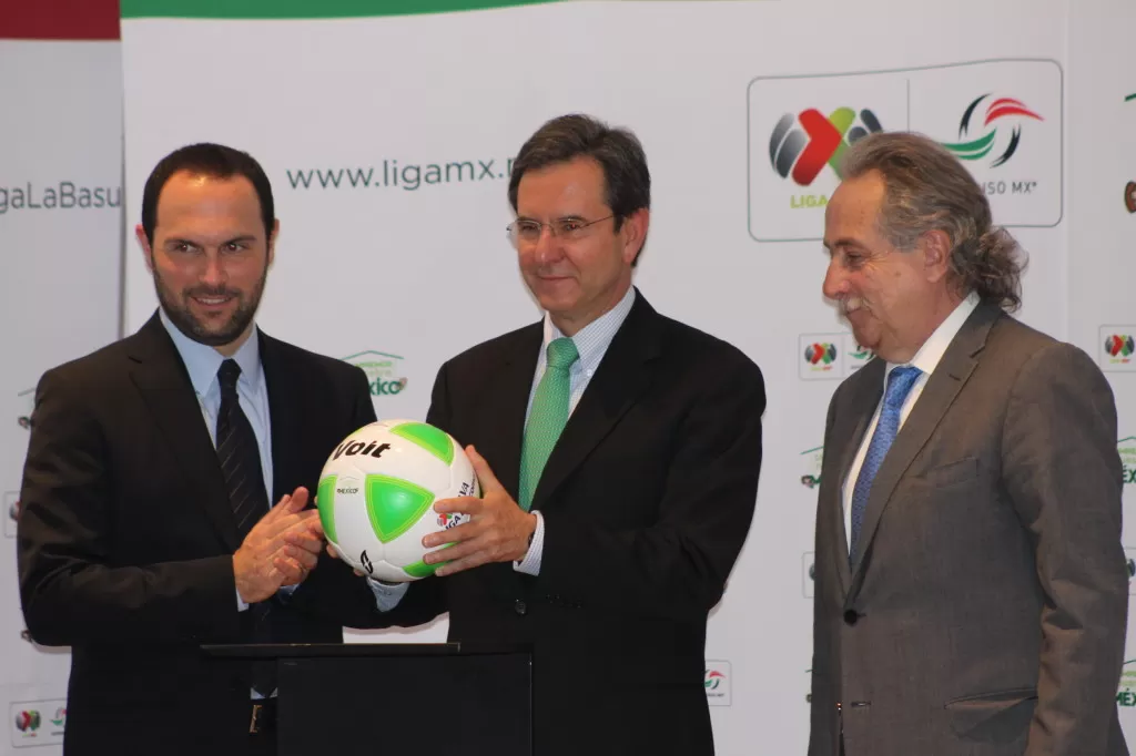Esteban Moctezuma, Decio de María Serrano y César Pizano revelan el balón verde  Foto: Carlos Torres