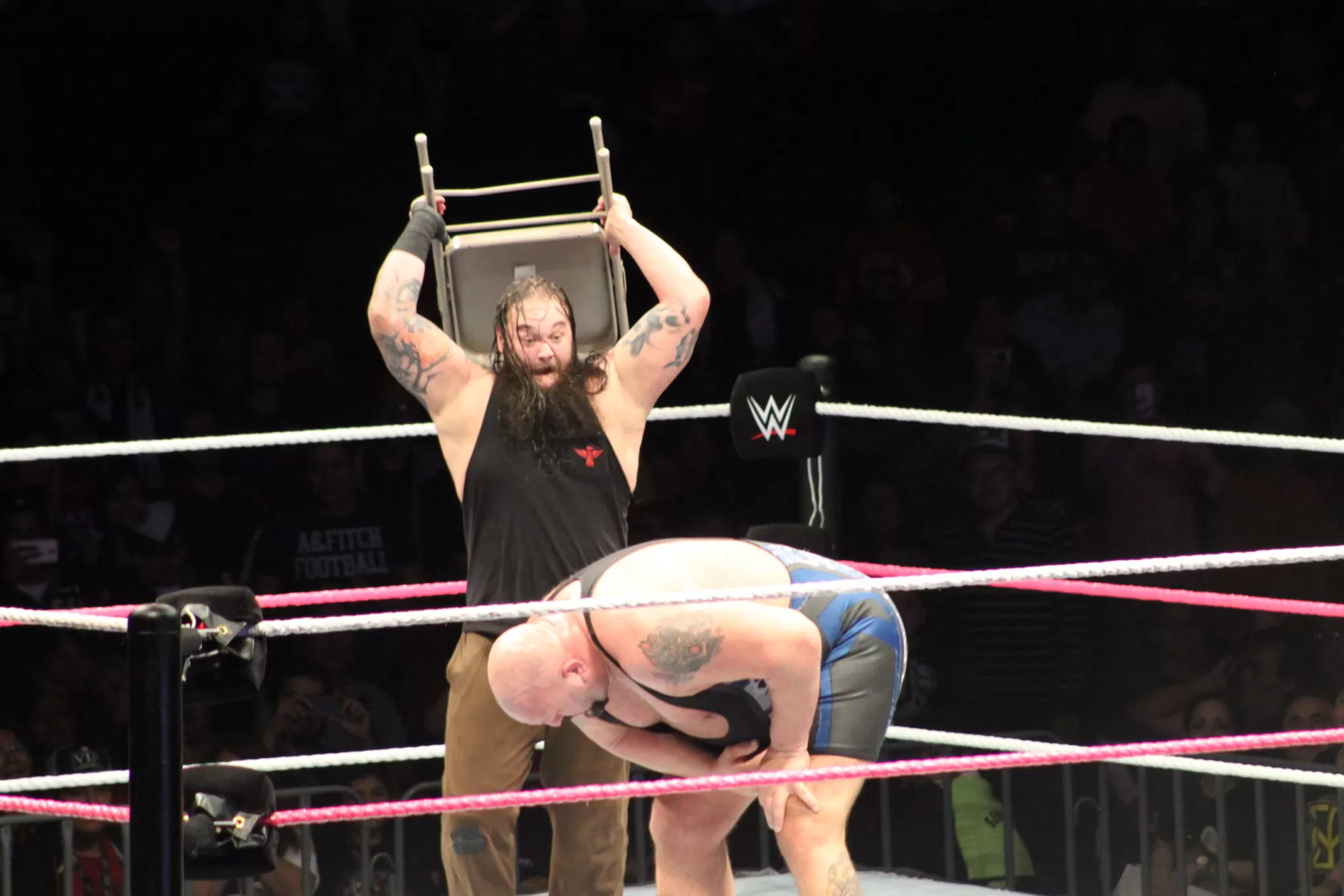 Brya Wyatt subió una silla al ring y propino un sillazo al Big Show  Foto: Carlos Torres