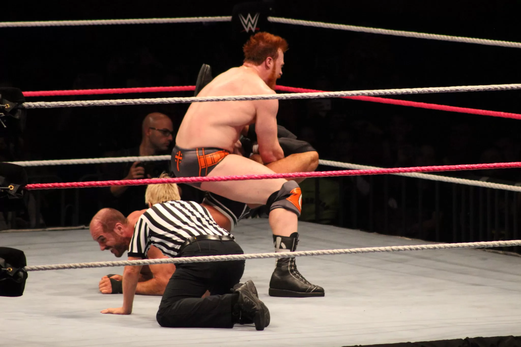 Sheamus tratando de rendir a Cesaro  Foto: Carlos Torres
