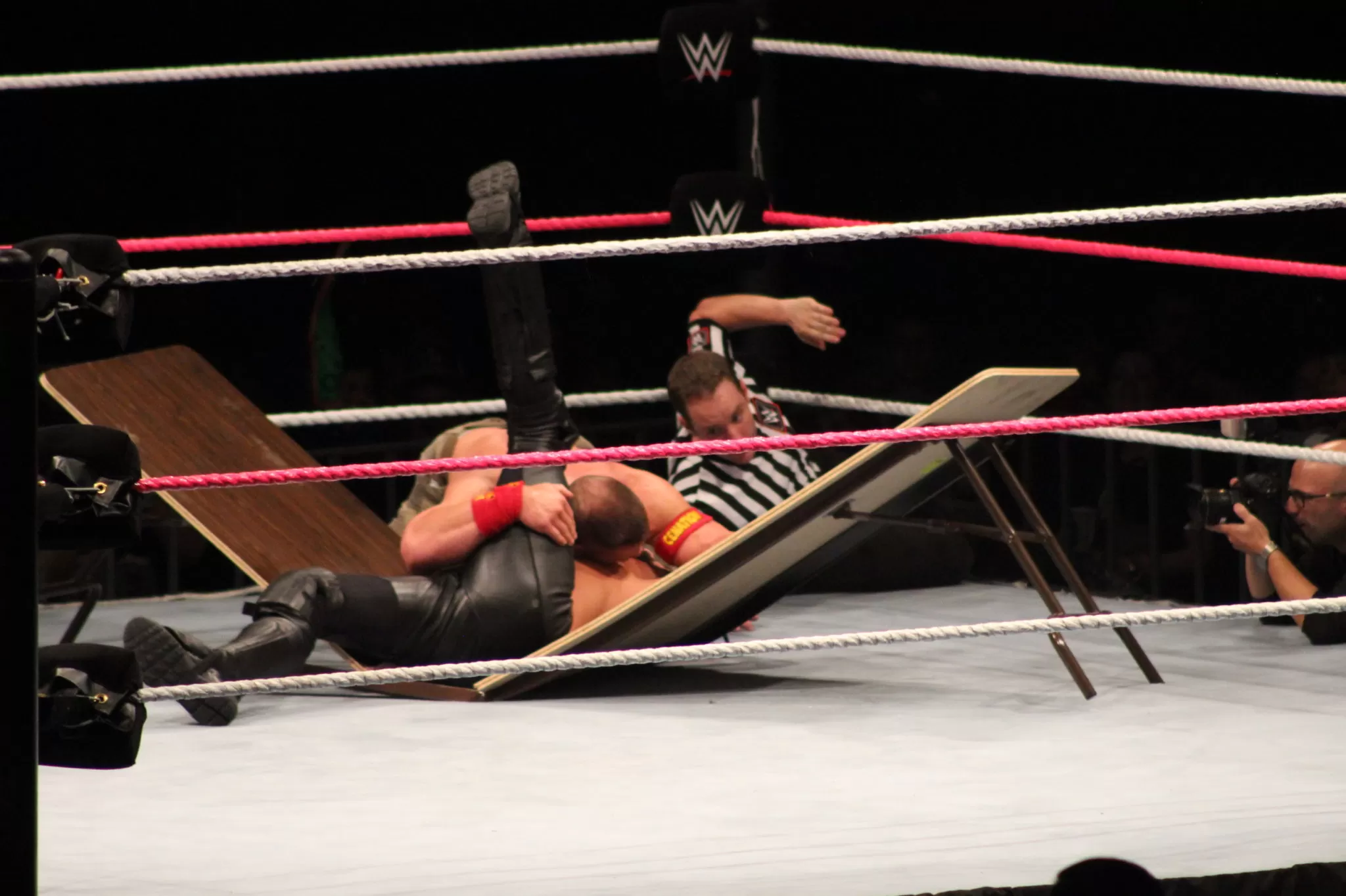 John Cena superó a Seth Rollins en una pelea callejera  Foto: Carlos Torres