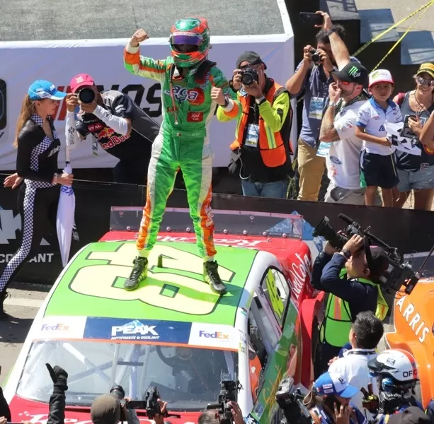 SALVADOR DE ALBA CELEBRA SU TRIUNFO